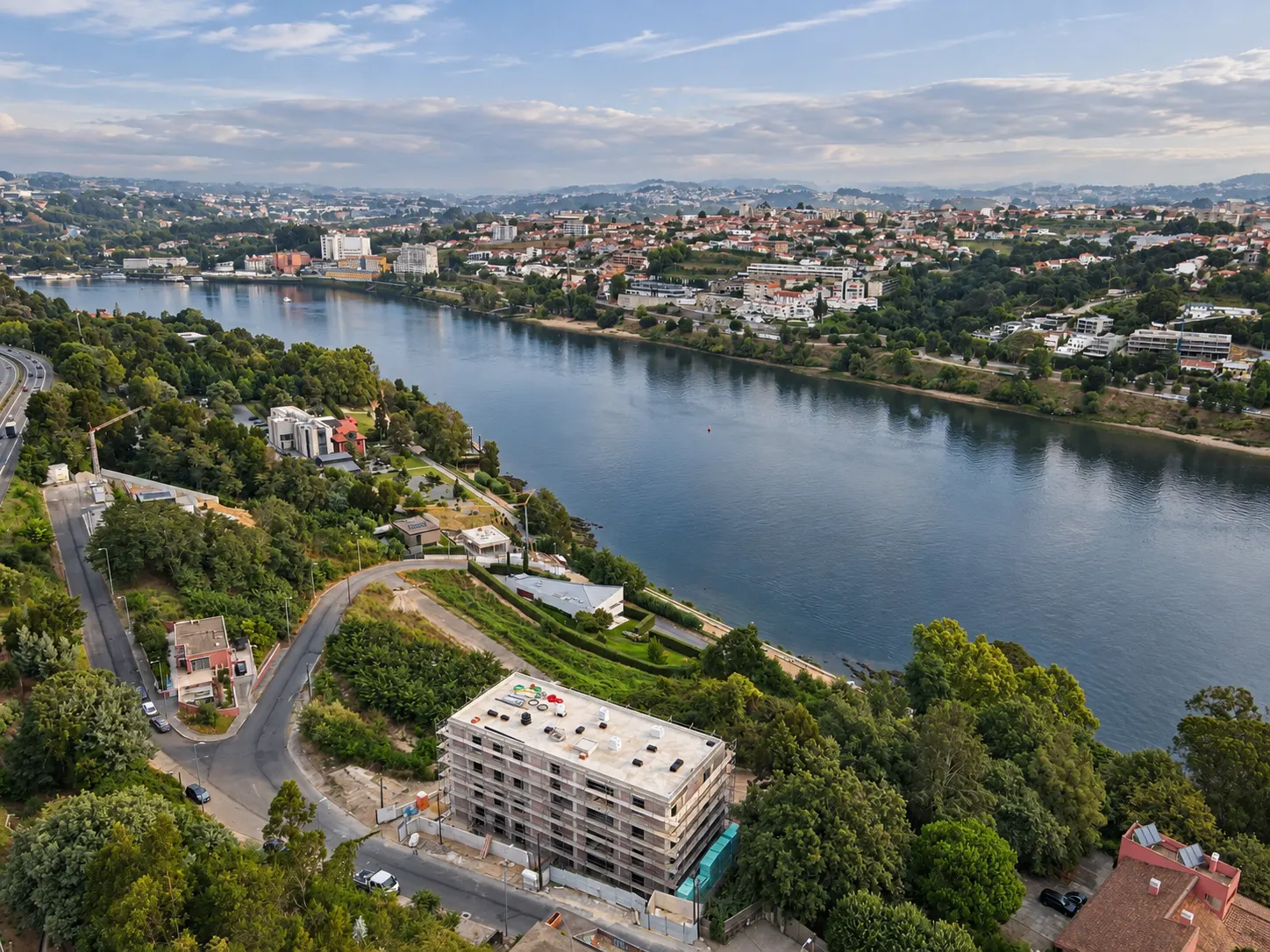Vista aérea da obra do Douro 65 sobre o rio Douro, agosto de 2026