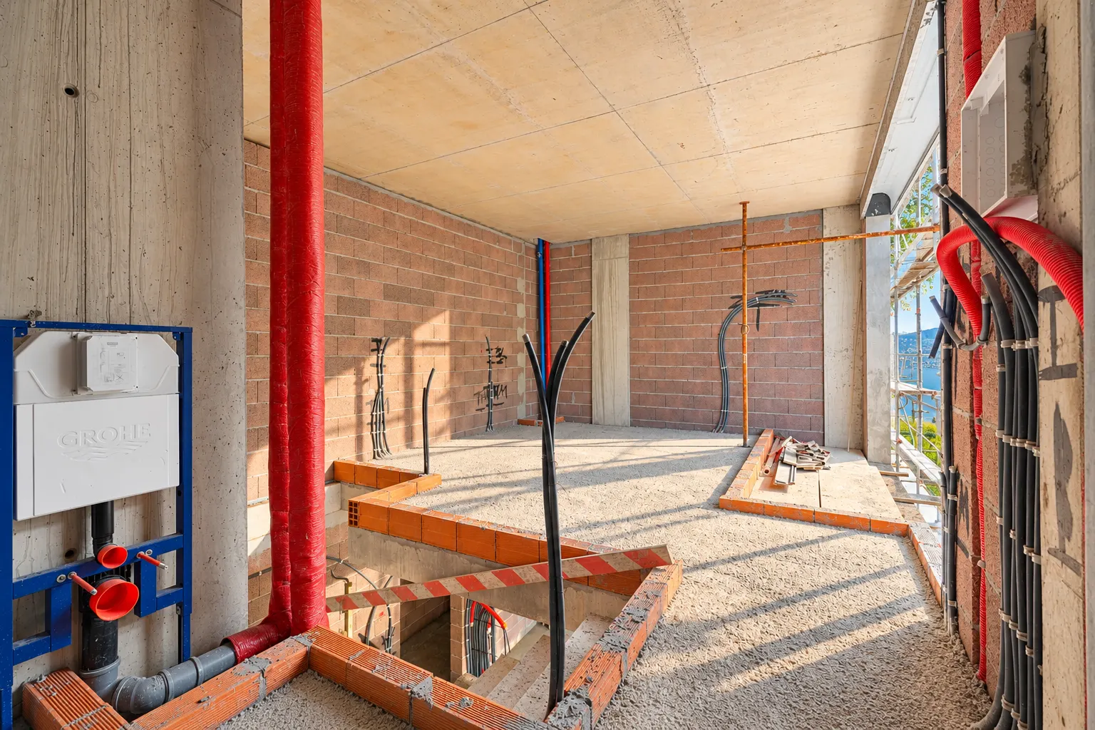 Quarto e casa de banho de um T1 Duplex, piso superior, em construção, agosto de 2026