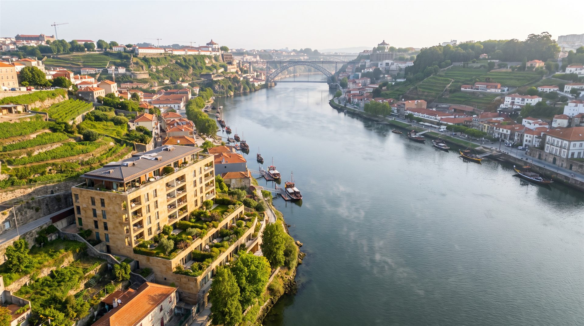 Vista aérea do rio Douro em Vila Nova de Gaia